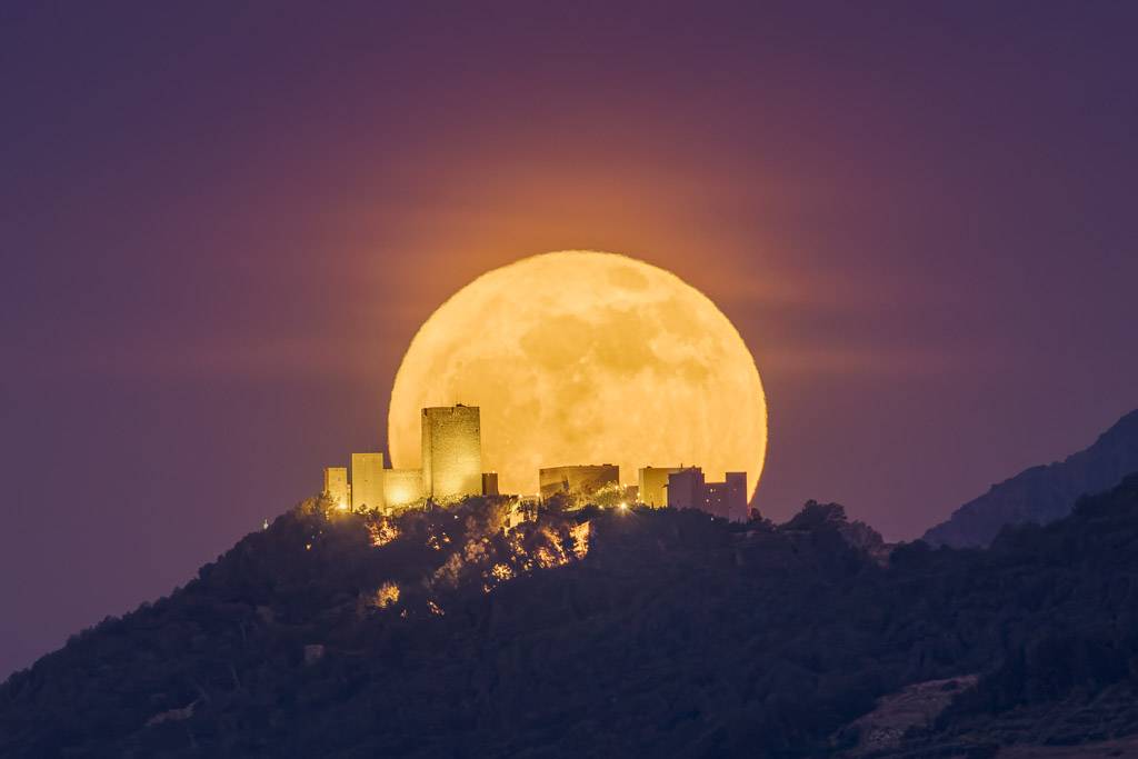 Castillo Santa Catalina y luna llena 6036