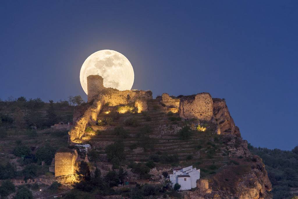Castillo de Zagra y luna llena 7989