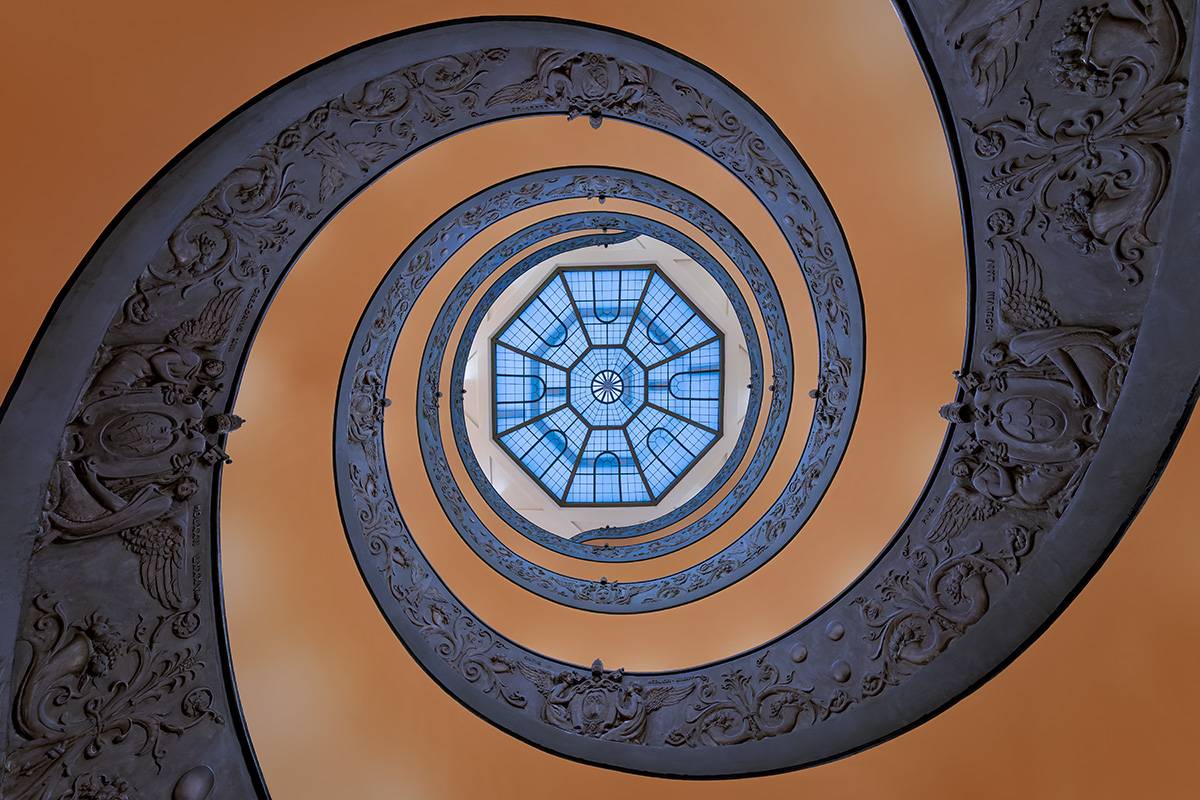 Escaleras Vaticano contrapicado Rectificada 2