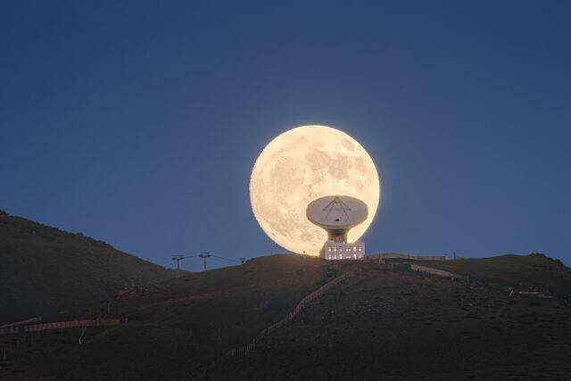 Radiotelescopio y luna llena 9507