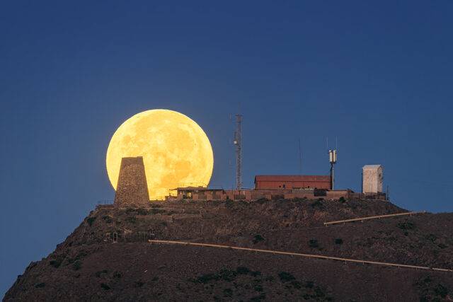 Torre de la Vela Blanca y luna llena 7135