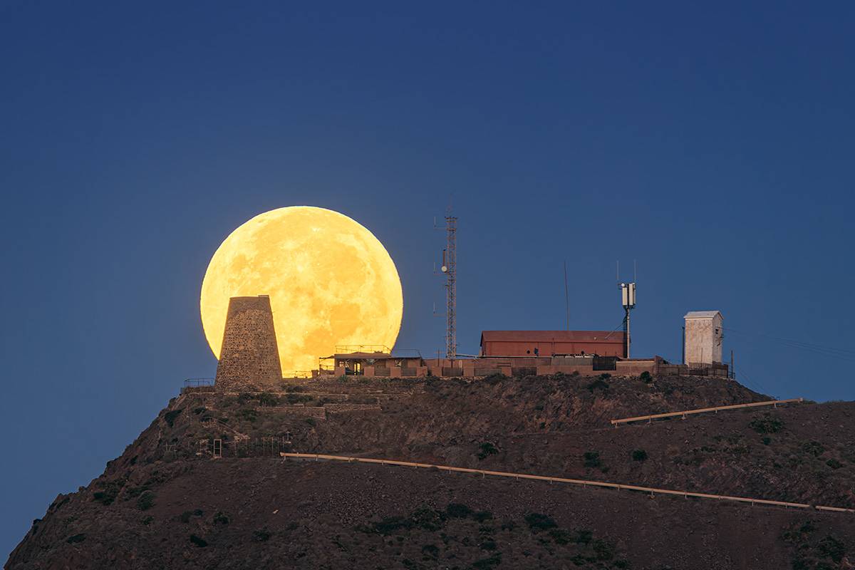 Torre de la Vela Blanca y luna llena 7135